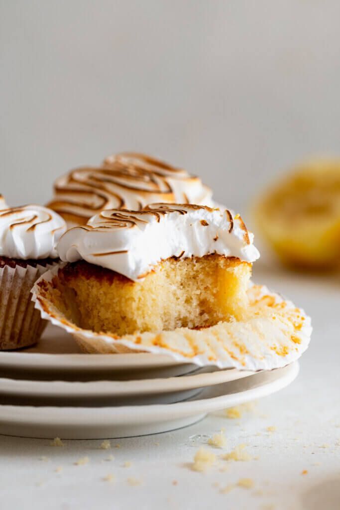 Citroen cupcakes met een meringue frosting