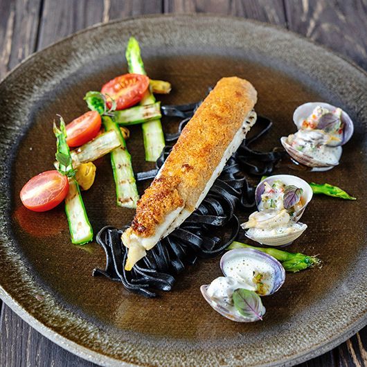 Gegratineerde tongfilets met Comté korst, schelpjes en crémant saus