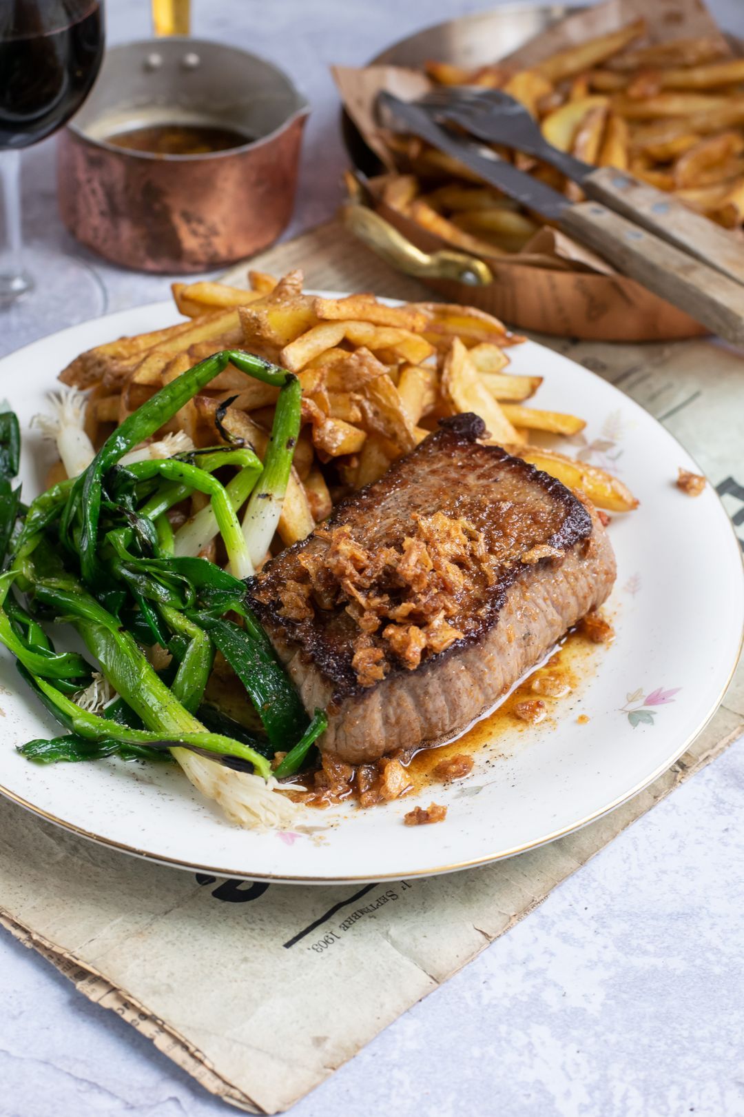 Chateaubriand met miso botersaus, lente-ui en frietjes.