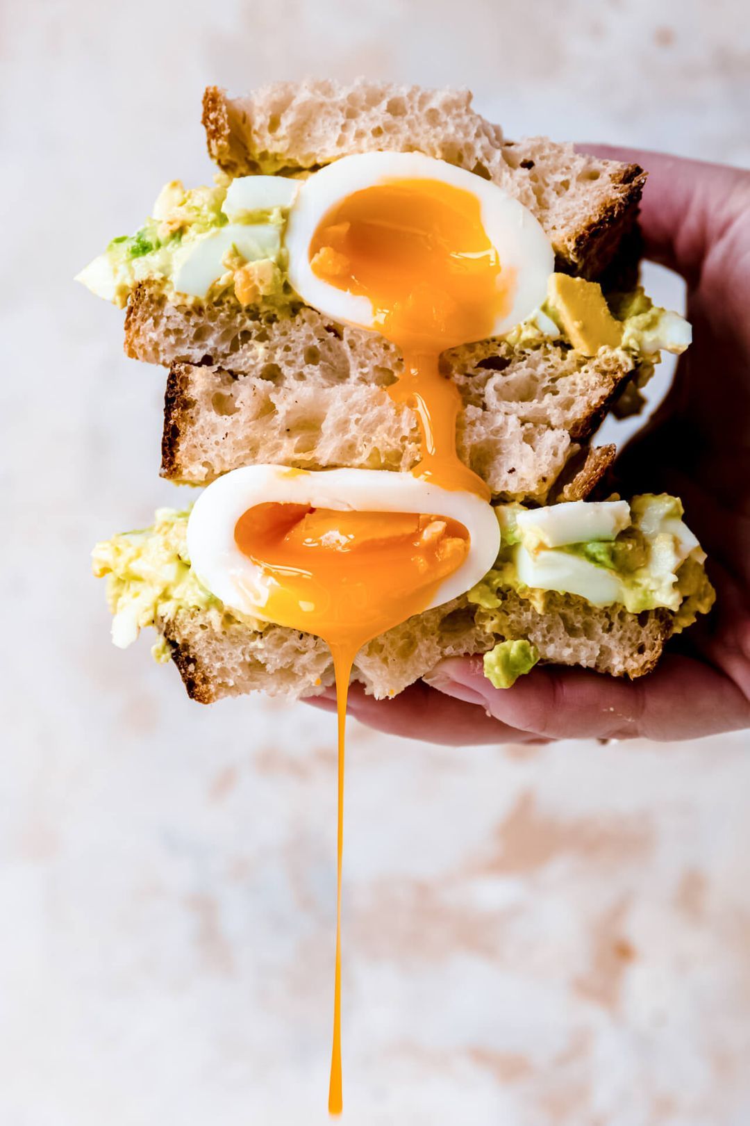 Broodje Japanse eiersalade met avocado