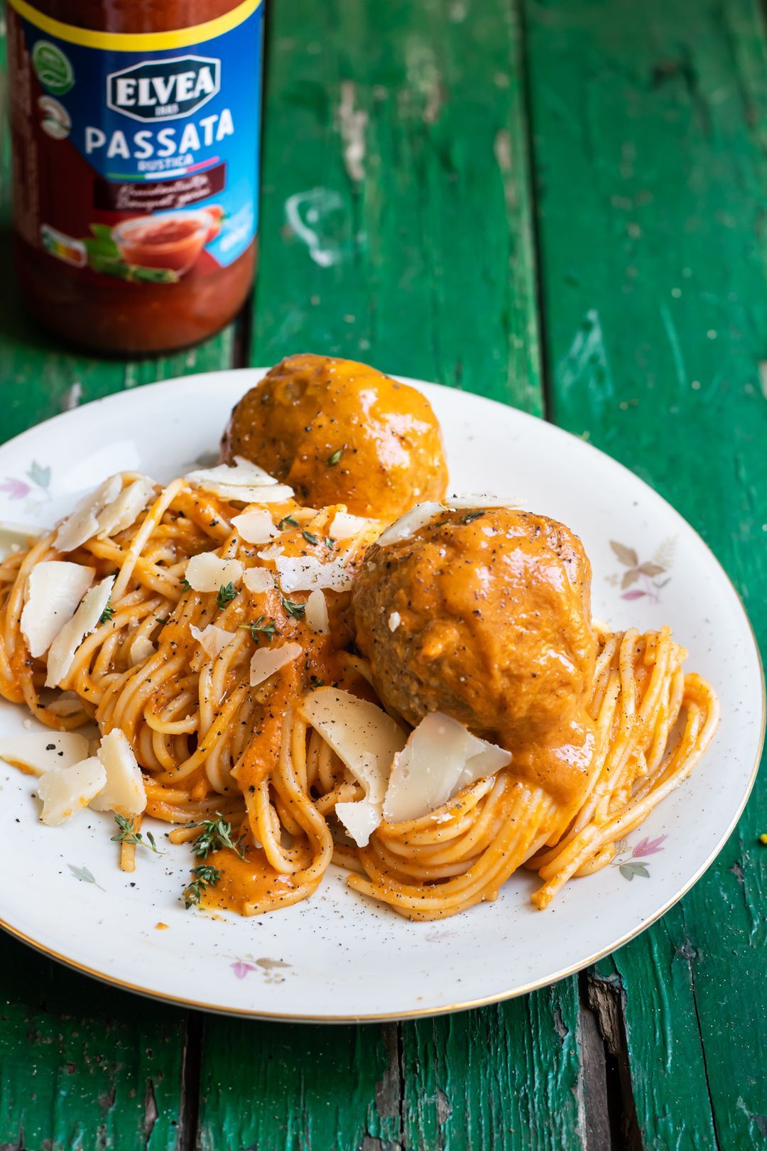 Burratasaus met gehaktballen en spaghetti