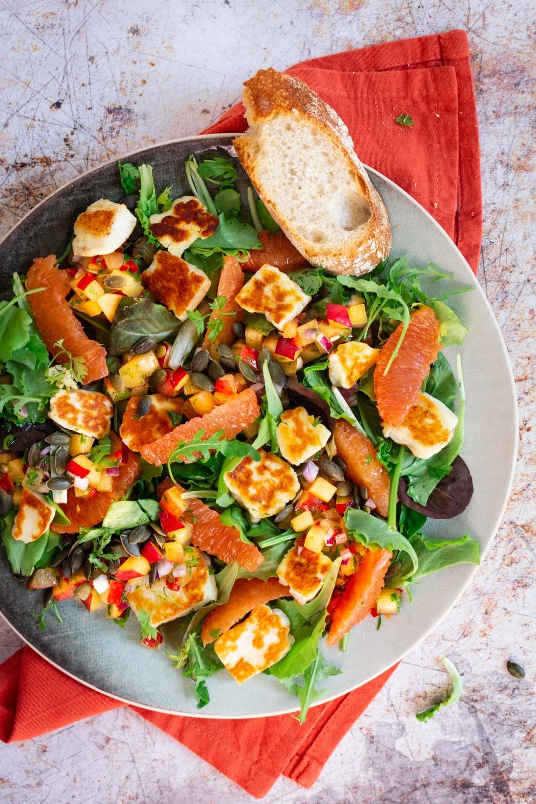 Salade halloumi met pruimensalsa en sinaasappel