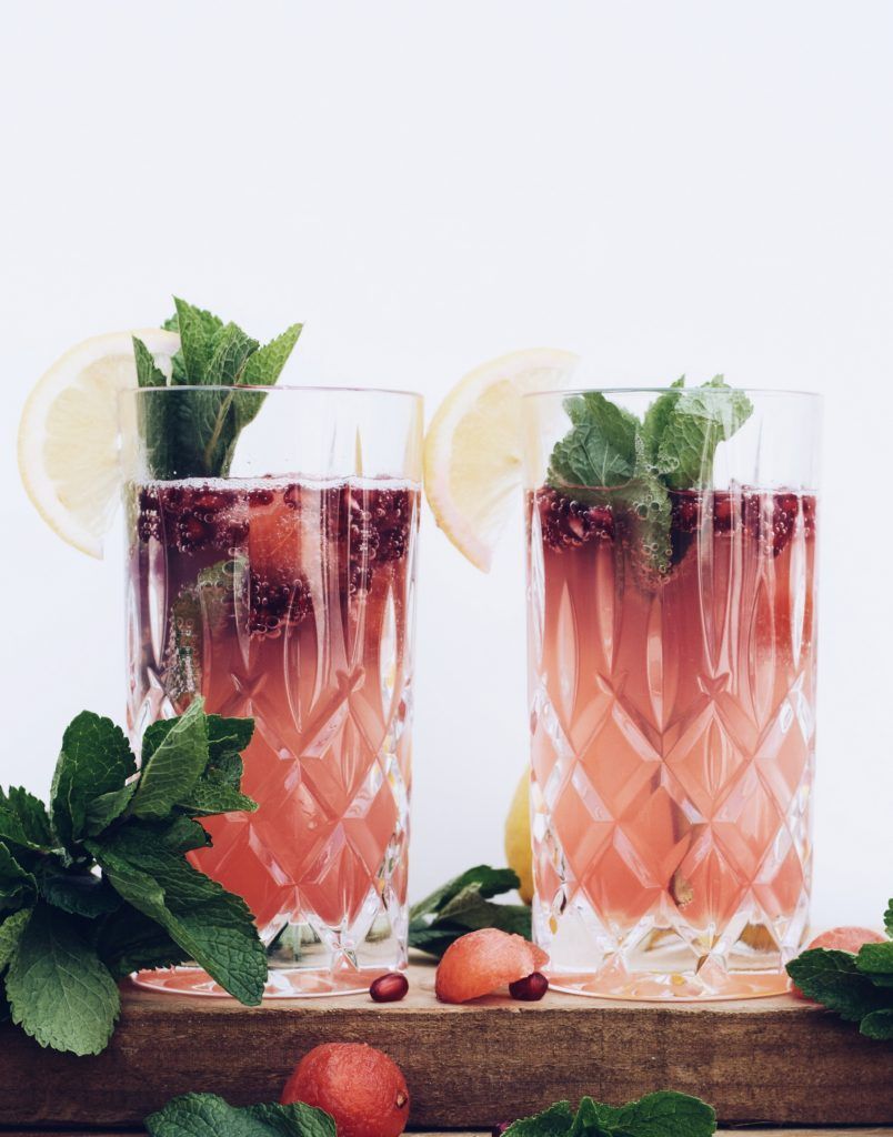 Granaatappel mocktail met munt, citroen en watermeloen ijsblokjes