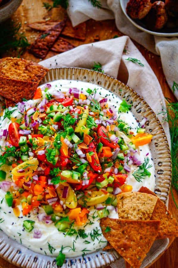 Griekse dip met za’atar nacho’s
