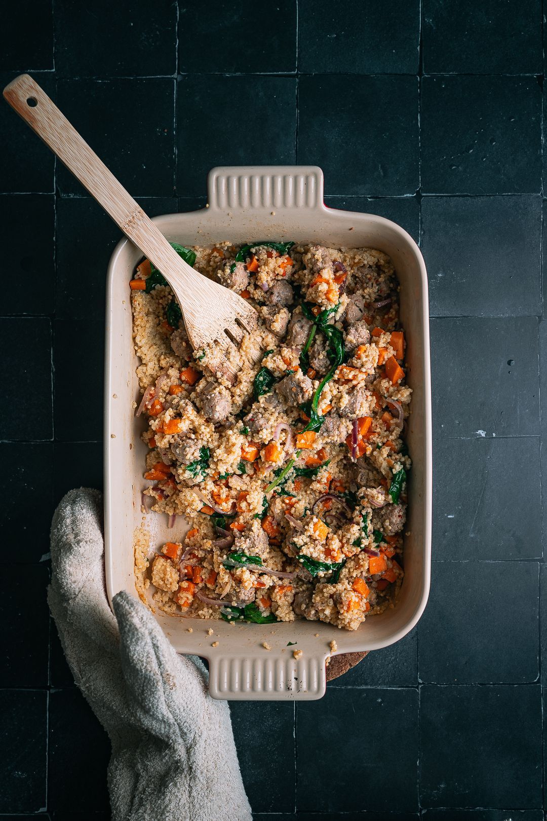 Amper afwas & supersnel klaar 😍 Oventray met gerst, zoete aardappel & Italiaanse worst