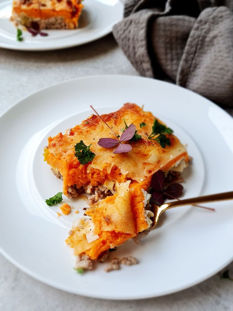 Ovenschotel met zoete aardappel, prei, geitenkaas en gehakt