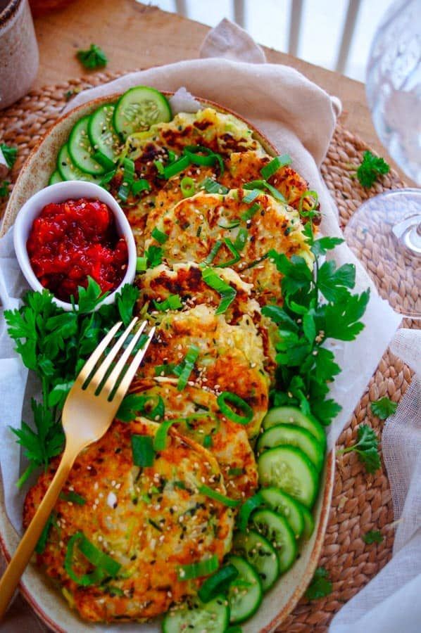 Courgettekoekjes met witte kool & chili jam