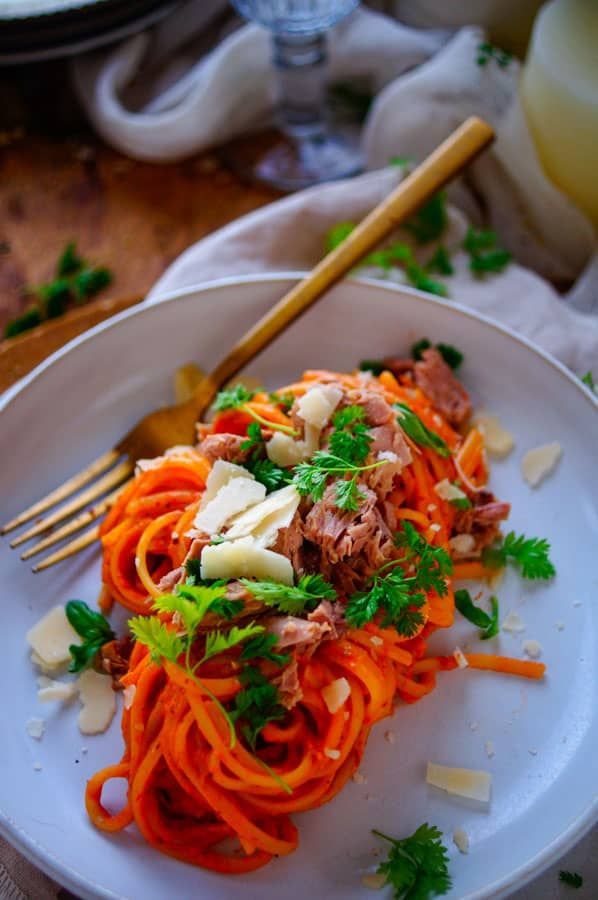 Spaghetti met paprikasaus en tonijn