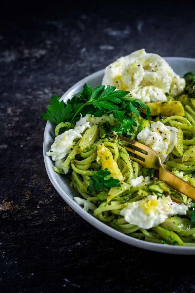 Linguine met asperges en peterseliepesto