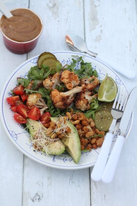 Lauwwarme salade met geroosterde bloemkool en crunchy witte bonen