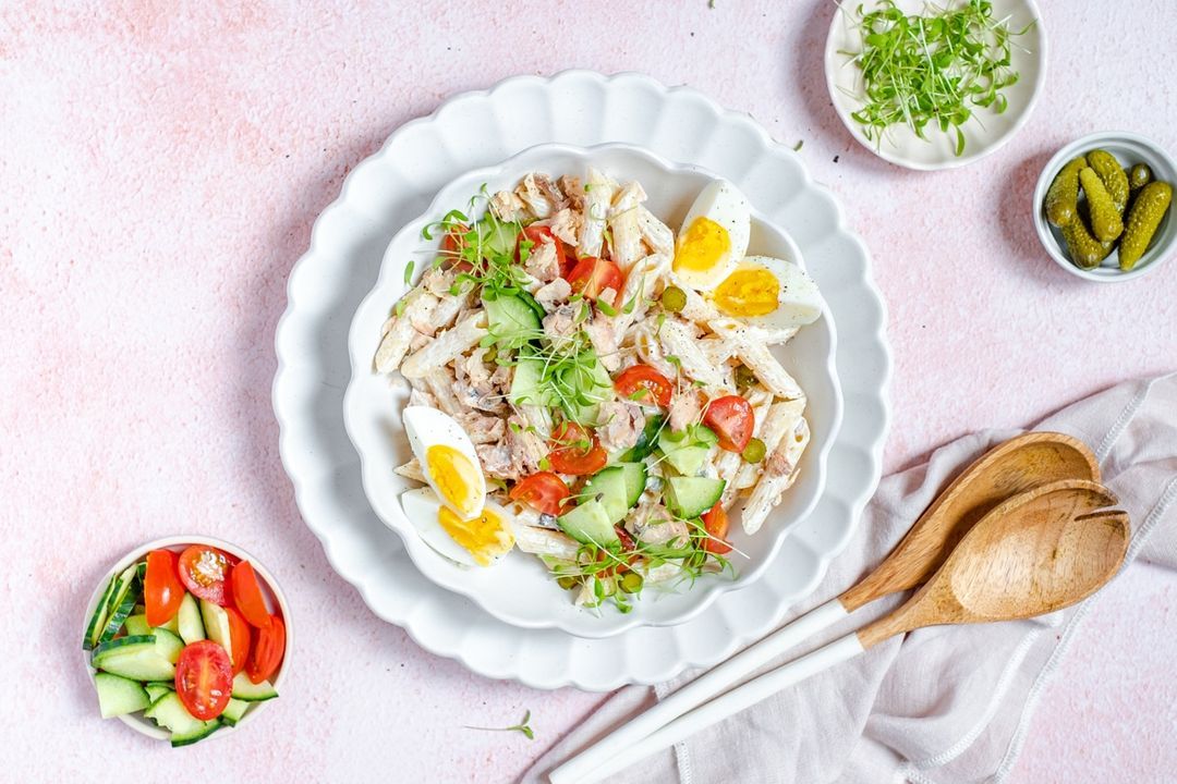 Pasta salade met zalm en koude groentjes