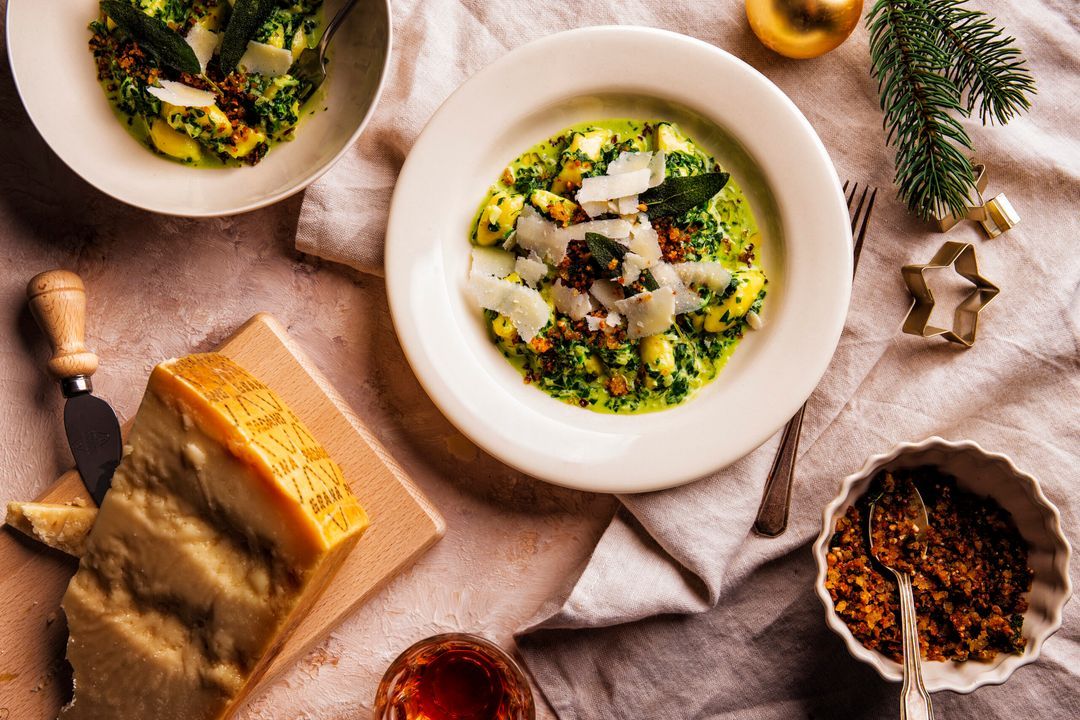 Gnocchi van Grana Padano met romige spinaziesaus en krokant broodkruim