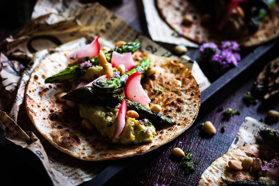 Vegetarische Tostada met gegrilde asperge