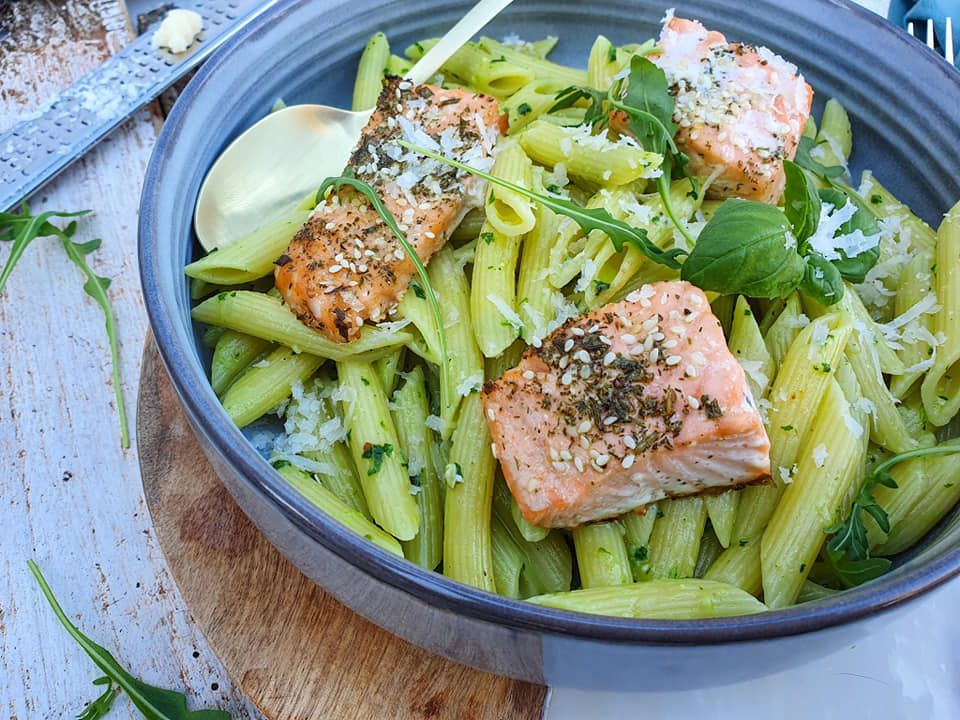 Pasta met rucolapesto en zalm