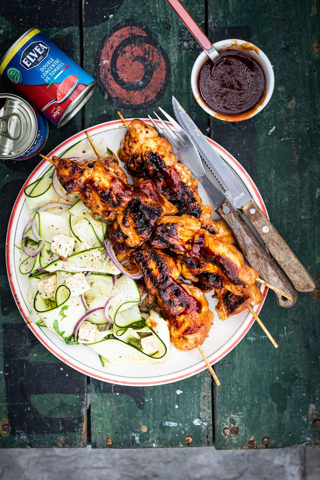 Barbecuesaus, kipbrochette en courgettesalade