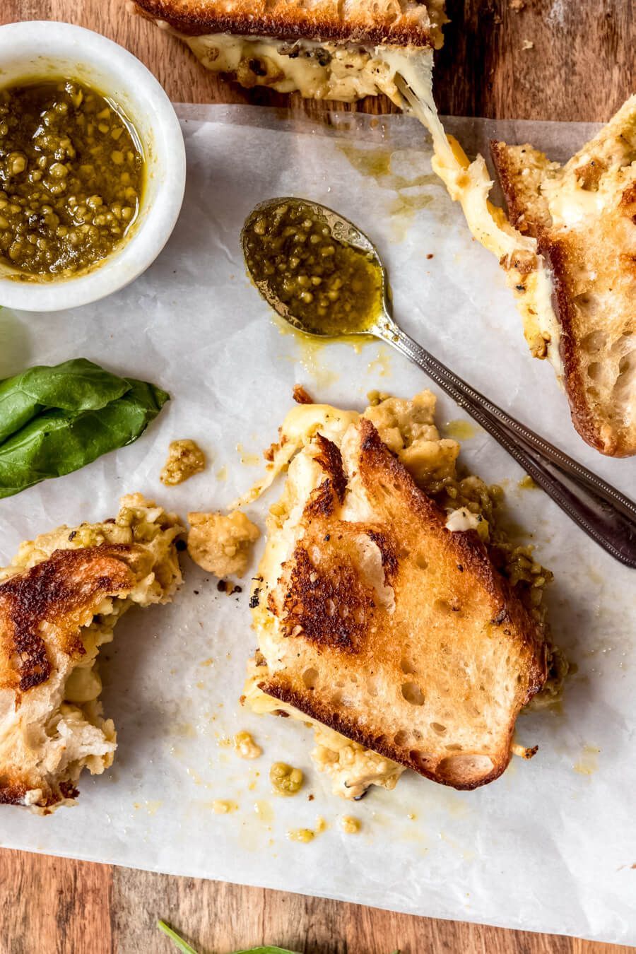 Tosti met roerei en truffelpesto