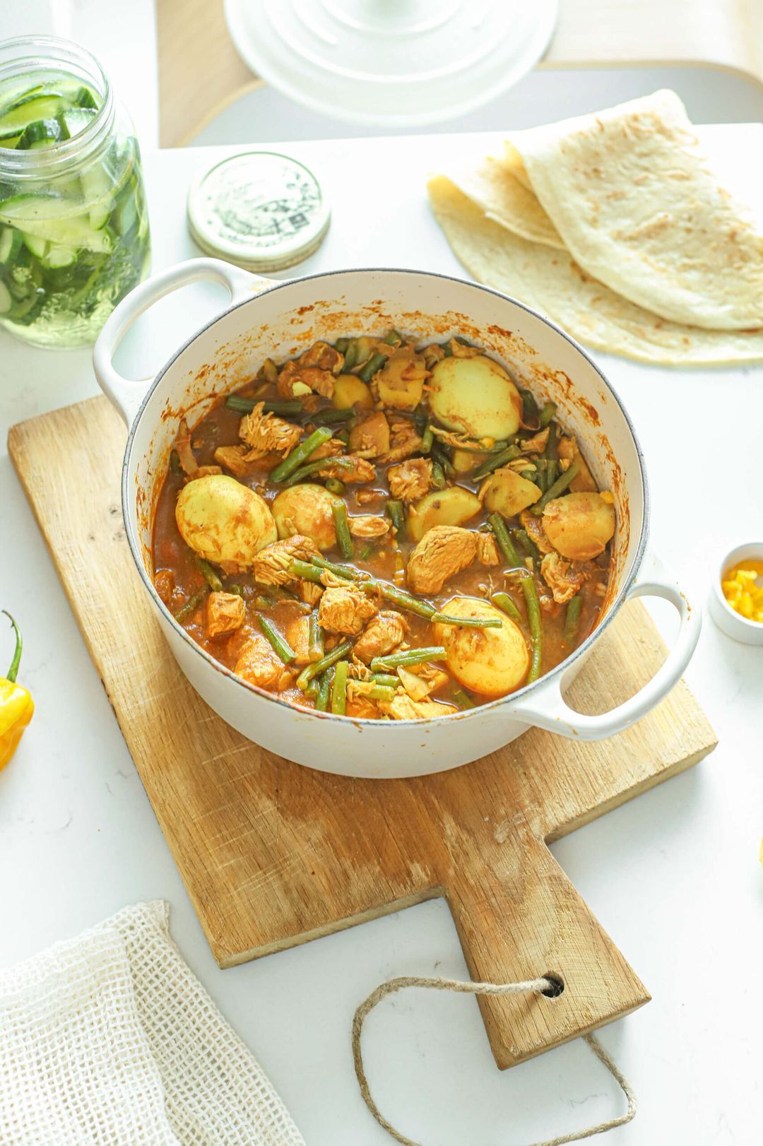 Surinaamse roti kip, ei, boontjes en zure komkommer