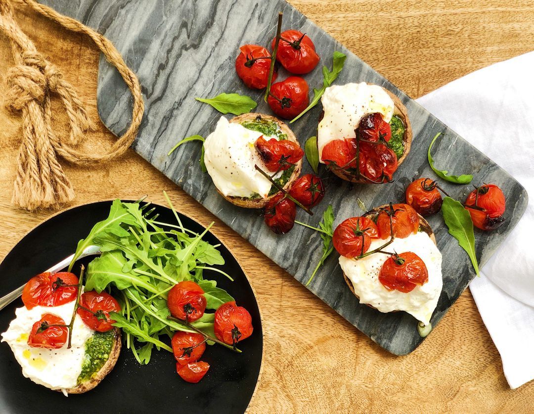 Pesto Portobello Champignons Met Geroosterde Tomaten En Burrata