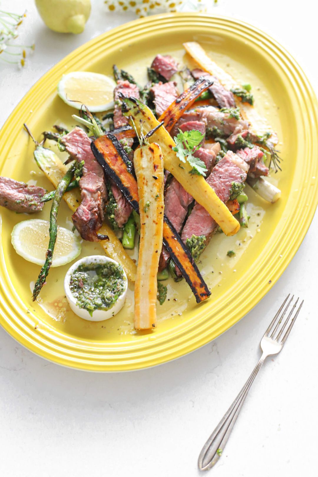 Gegrilde rib eye steak, wortels, pesto & citroen