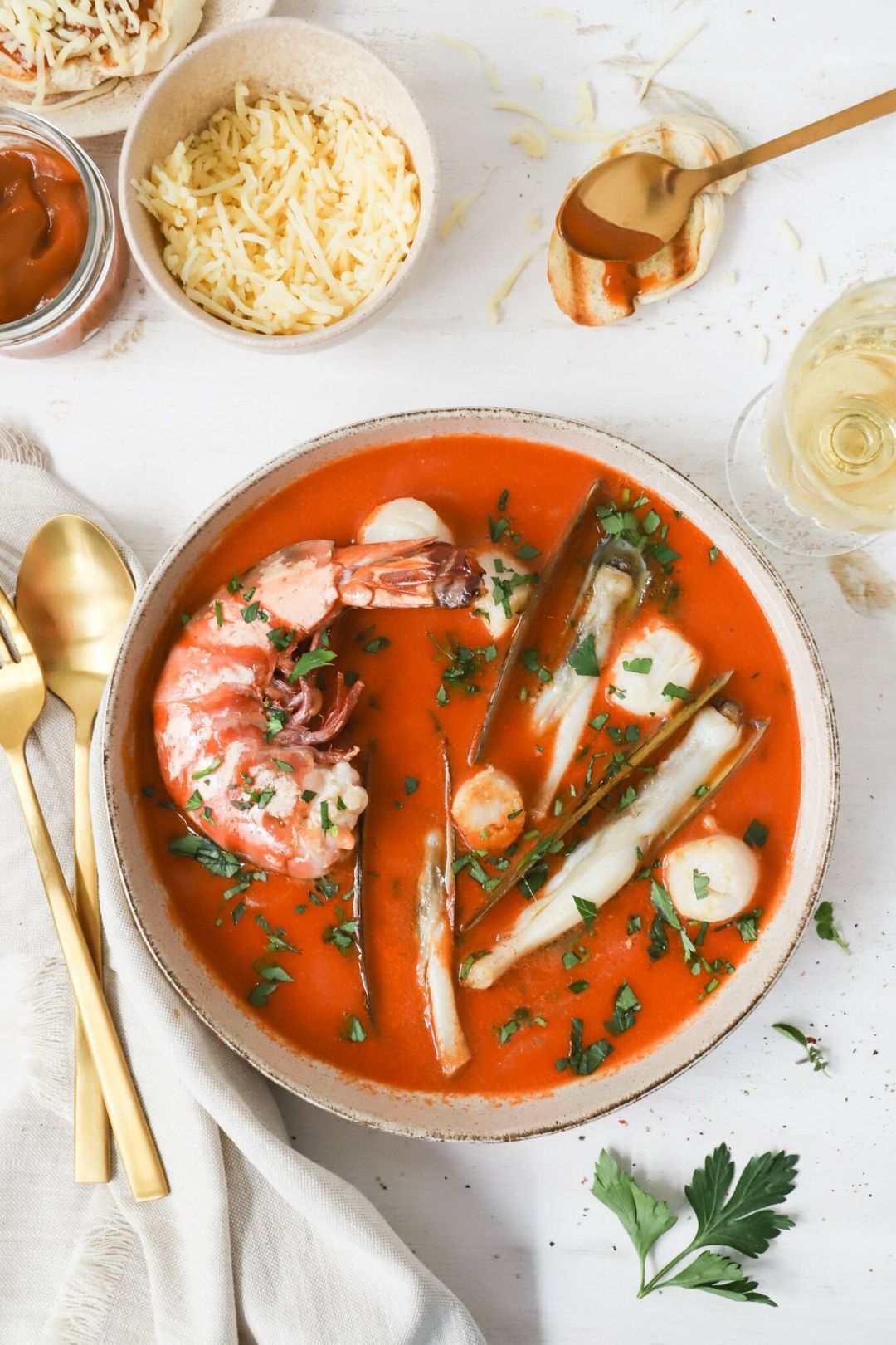 Bouillabaisse met reuze gamba’s, scheermesjes en coquilles
