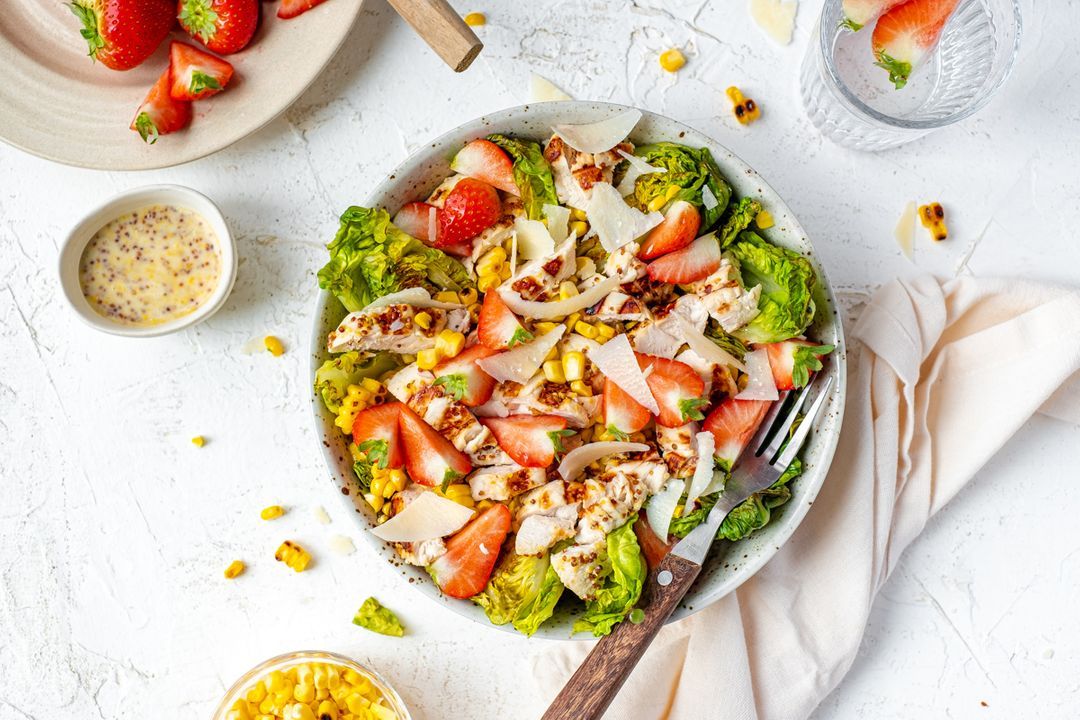 Zomerse salade met kip en aardbeien