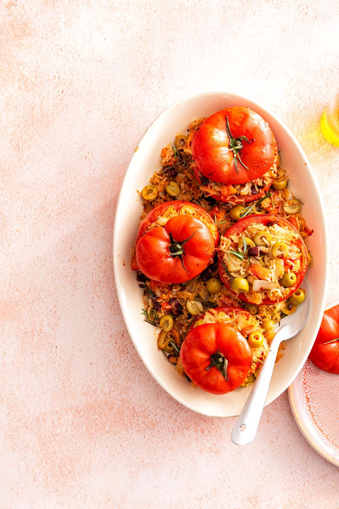 Gevulde tomaten met rijst, olijven en geroosterde ui
