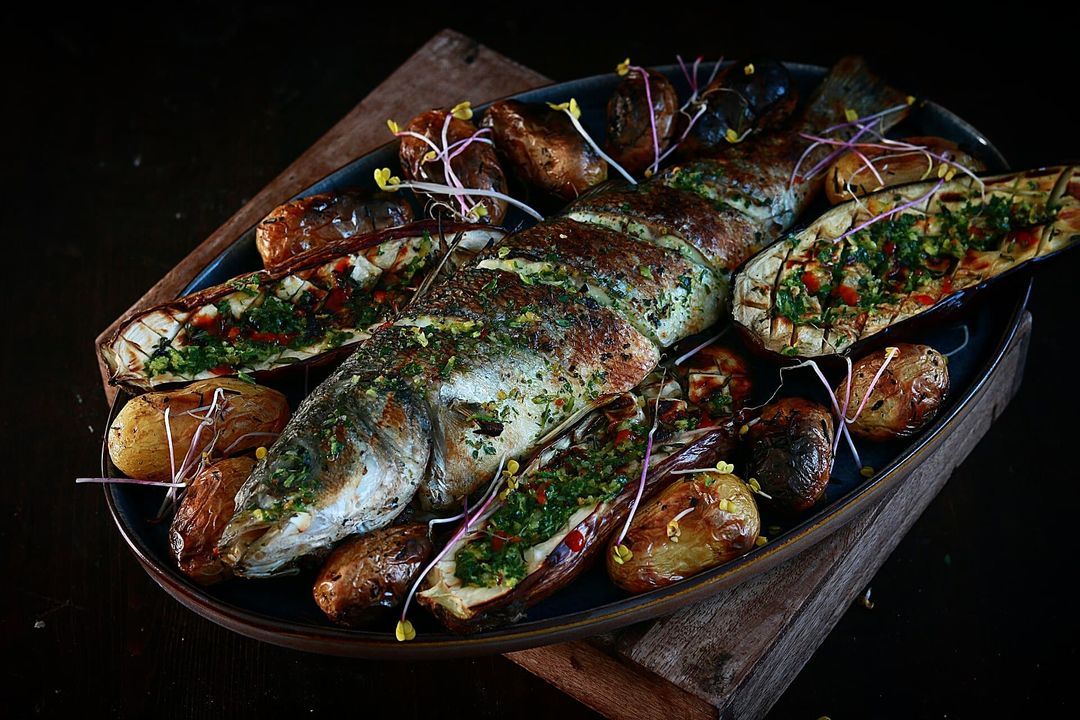 Heerlijke op hout gegrilde zeebaars met frisse marinade