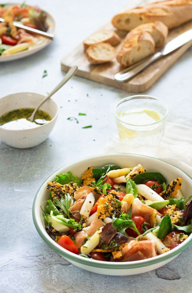 Salade met asperges, ham en parmezaankrokant