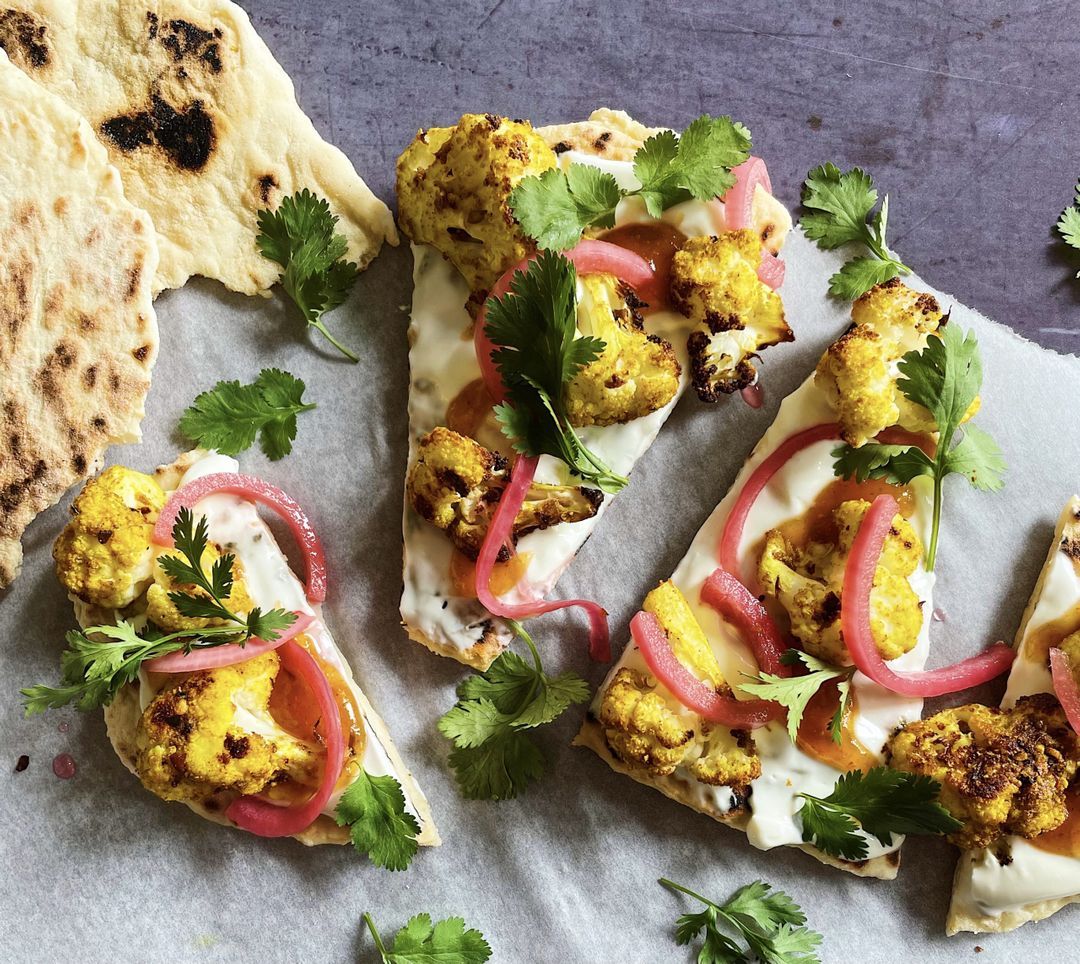 Snel zelfgemaakt naan brood met kerriebloemkool, yoghurt en ingemaakte rode ui