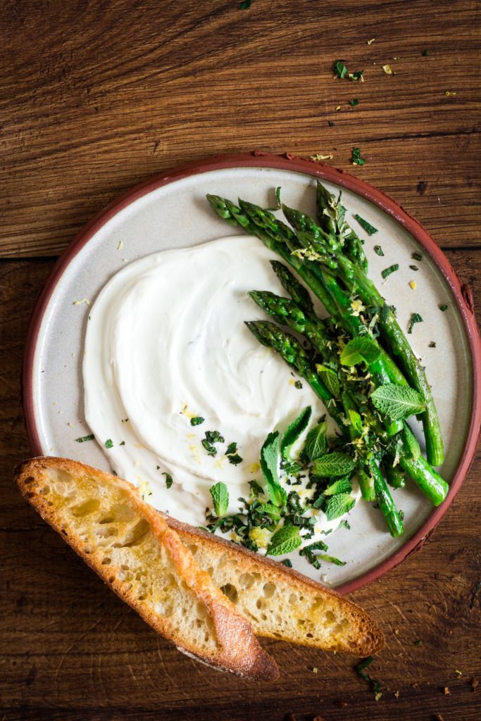 Hapje met asperges, geitenkaas en muntgremolata