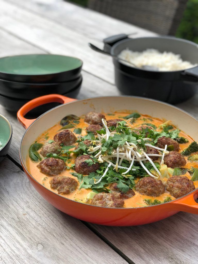 Balletjes met Thai red curry & pindasaus
