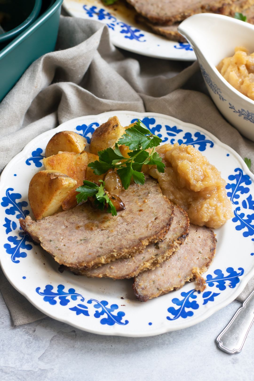 Gehaktbrood, appelmoes en aardappelen