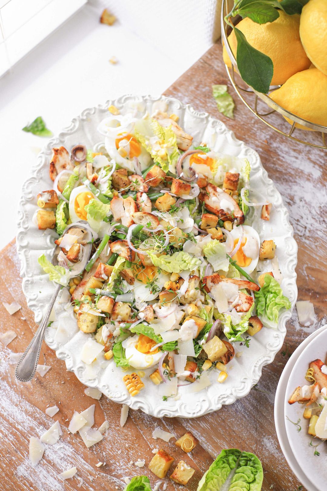 Caesar salade met citroen, kip, boontjes en ansjovis