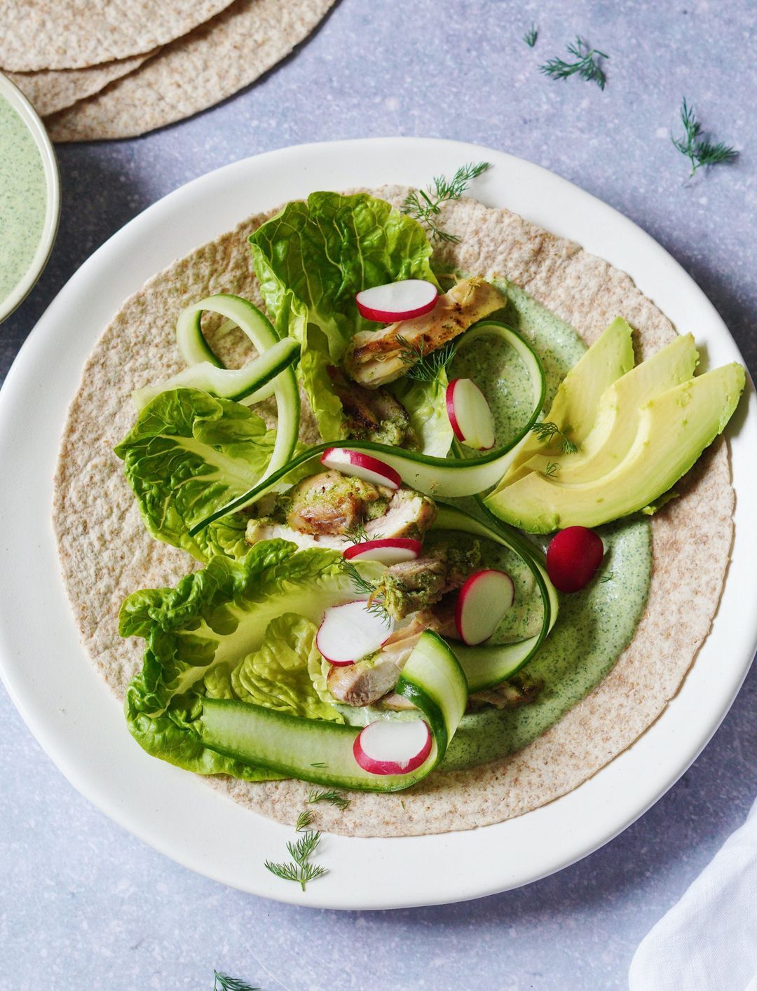 Gezonde green goddess gegrilde kip wraps