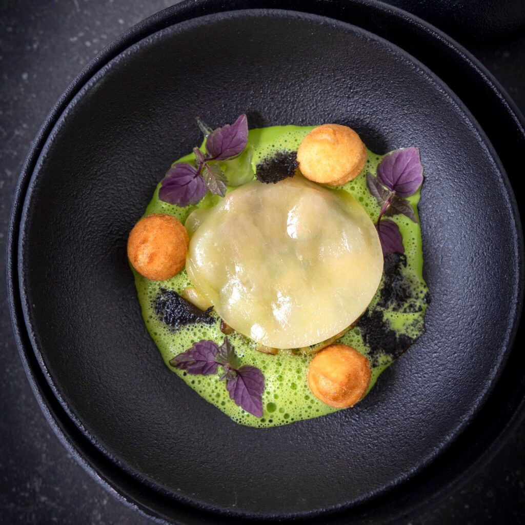 Fricassee van eekhoorntjesbrood, ravioli van Fontina en peterseliesaus