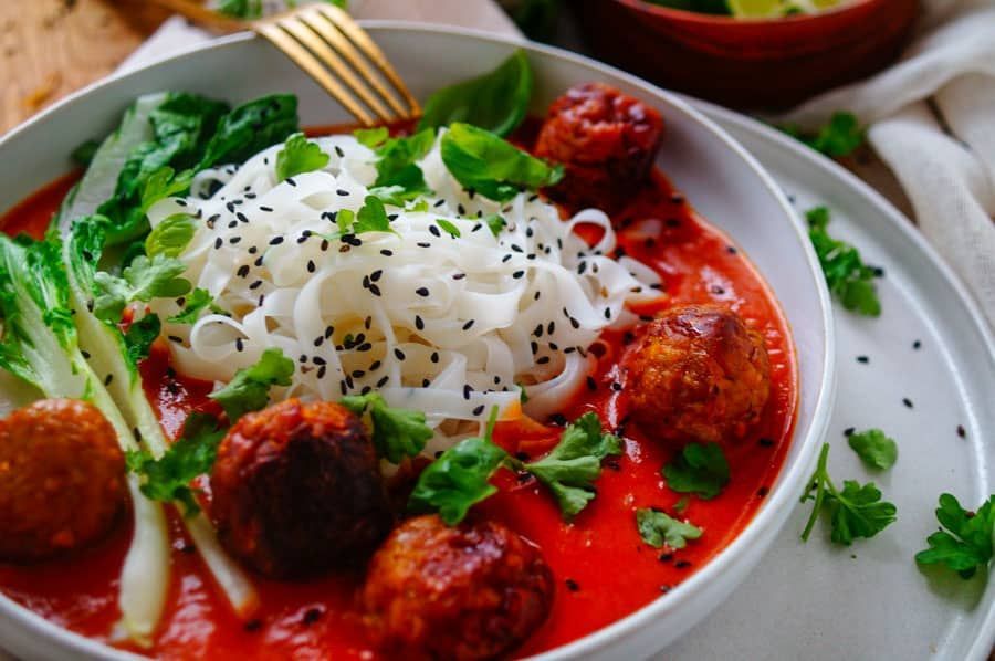 Thaise kipgehaktballetjes in currysaus
