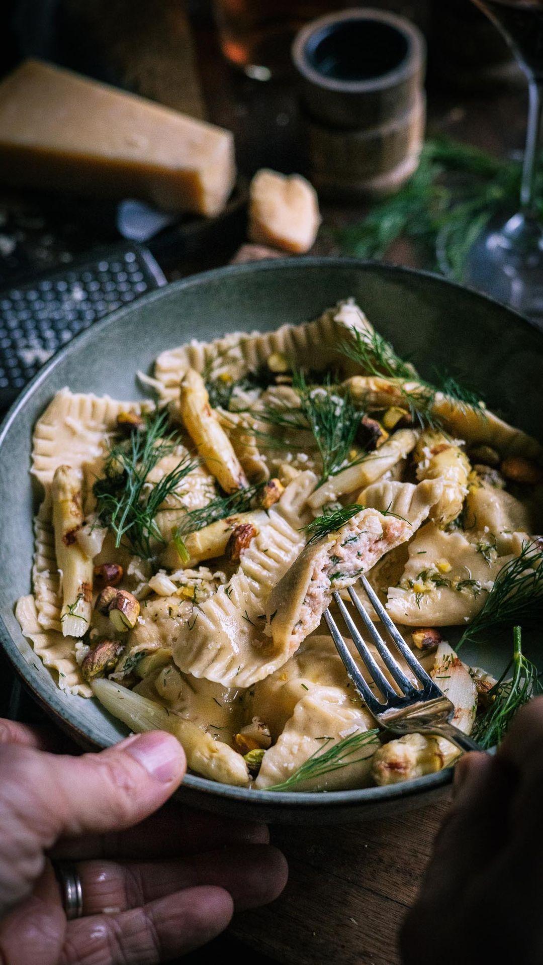 Verse ravioli met gerookte zalm en gegrilde asperge - bbq bastard