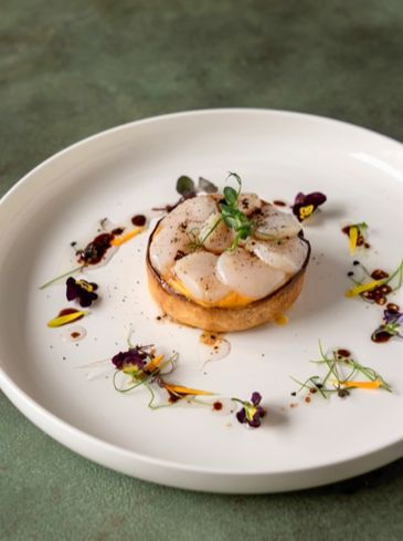 Pompoentaartje met carpaccio van coquilles met truffelvinaigrette