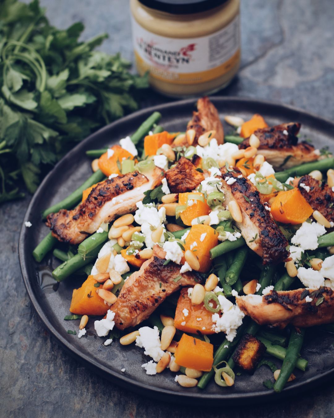 Mosterd kip met boontjes, geroosterde butternut, feta en pijnboompitjes