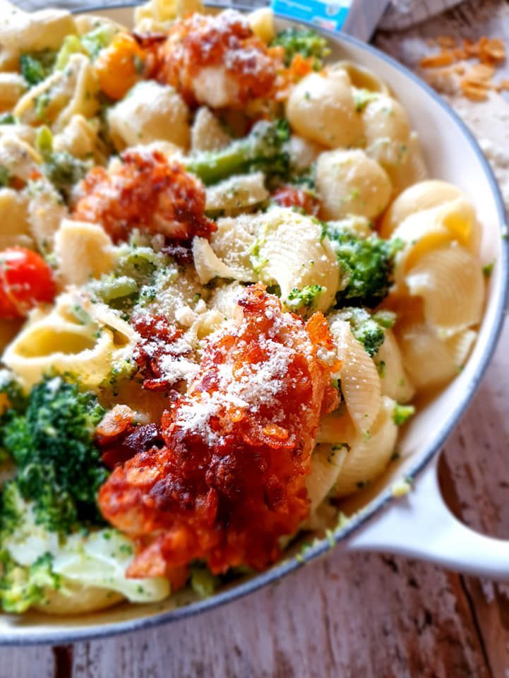 Creamy pasta met broccoli en crispy chicken