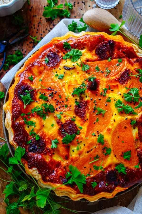 Quiche met pompoen, chorizo en halloumi