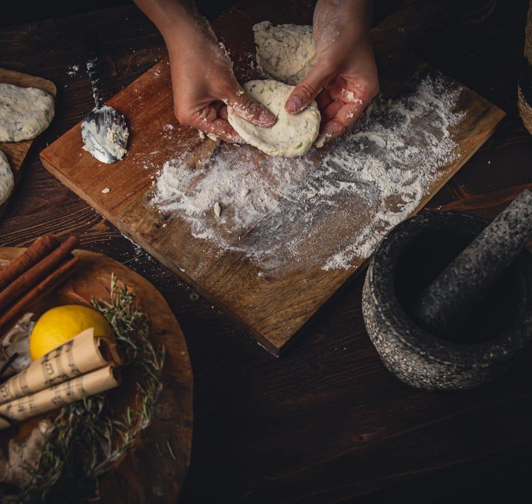 Platbrood met lente ui en rozemarijn
