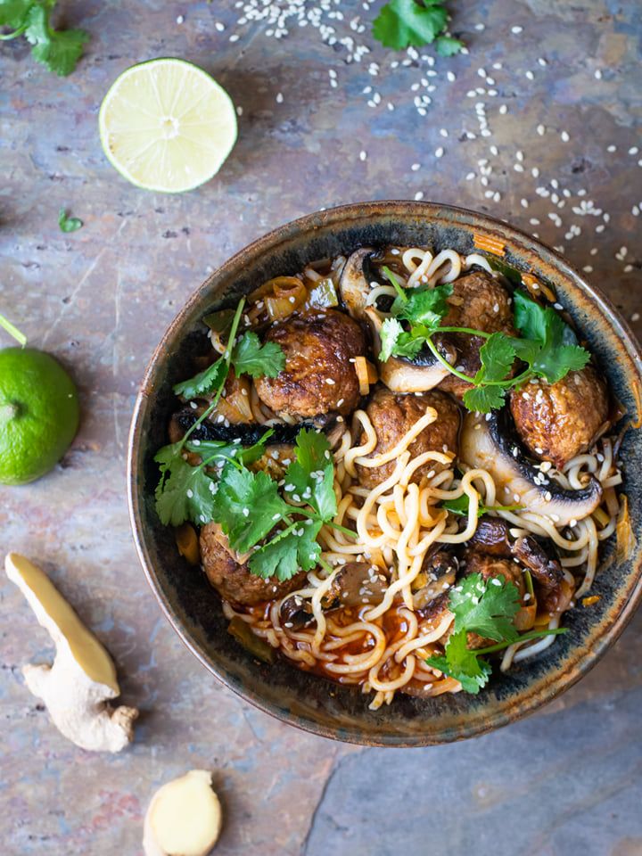 Thaise spaghetti met currysaus en gehaktballen