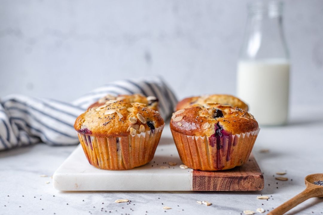 Muffins met blauwe bessen, maanzaad en citroen