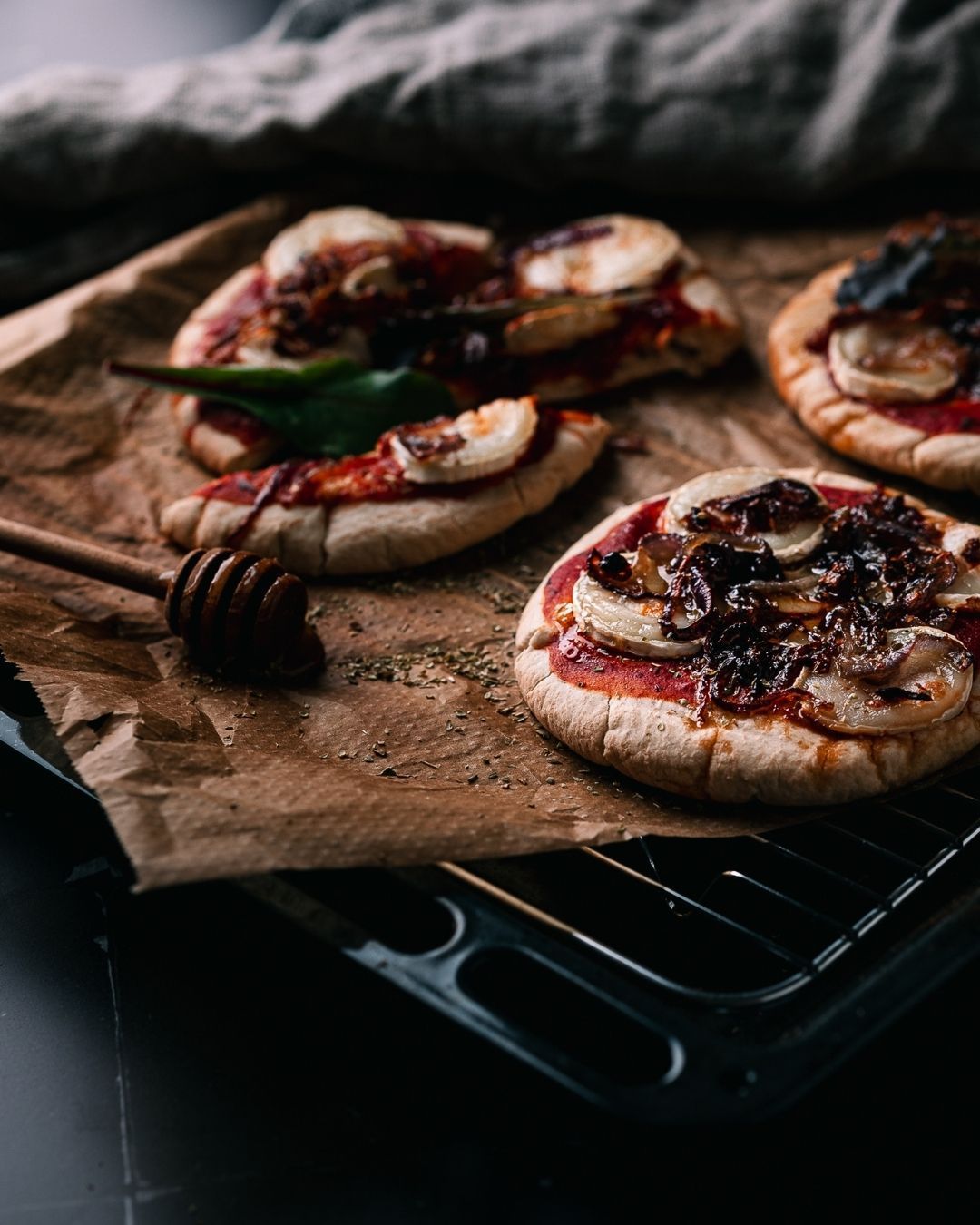 Pita meets pizza | met geitenkaas, gekarameliseerde ui &  honing 😍