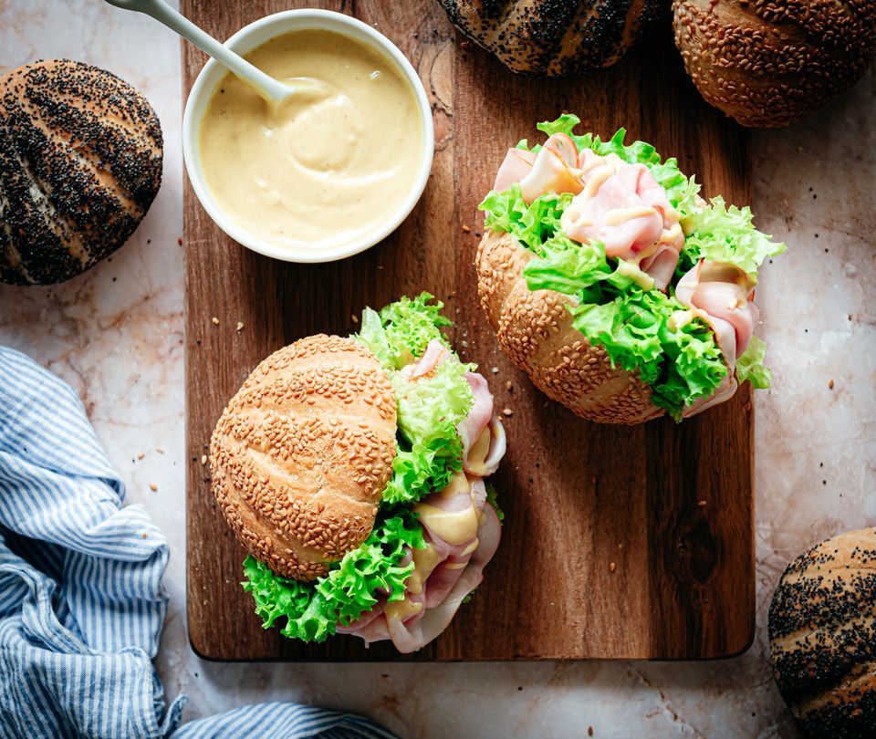 Broodje beenham met honing mosterdsaus