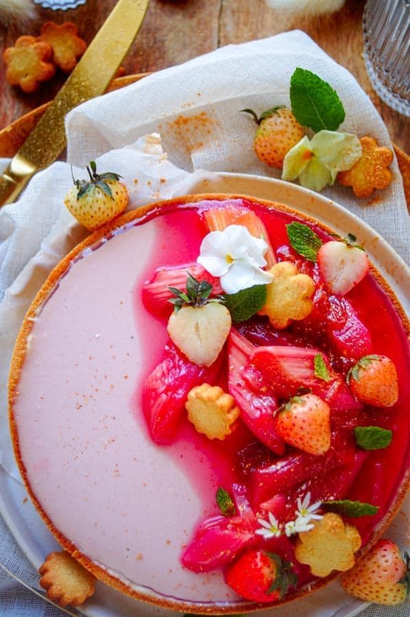 Panna Cotta taart met aardbeien en rabarber