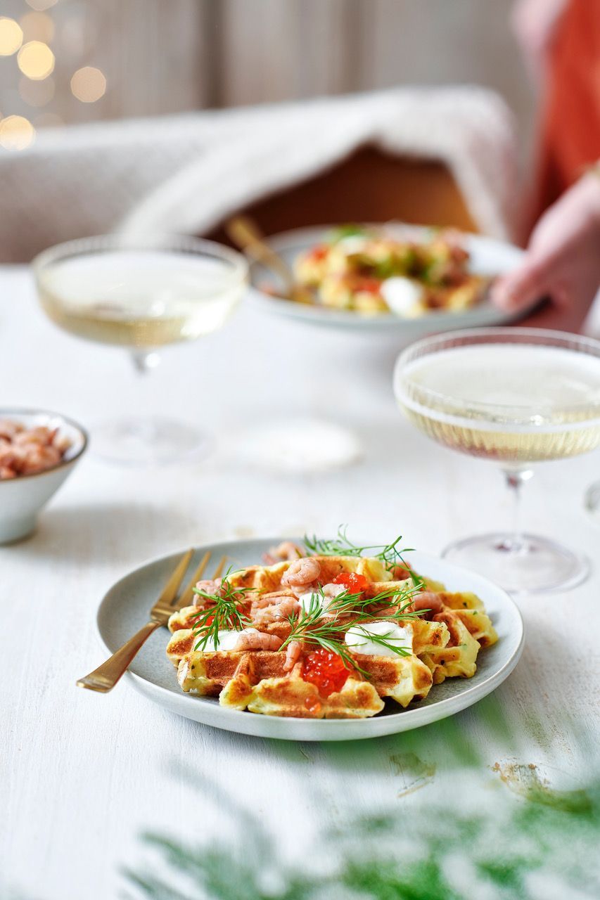 Hartige aardappelwafeltjes met garnaaltjes, lompiviseitjes en zure room
