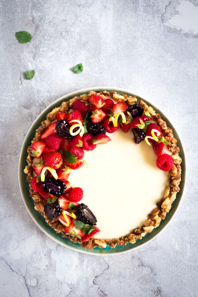 Romige citroentaart met zomerfruit
