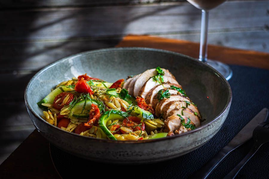 Gerookte kipfilet met basilicumboter en Orzo